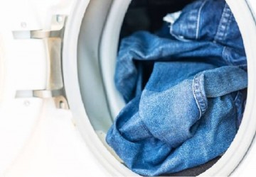 Cách giặt áo khoác jean không bị phai màu đúng cách, bền như mới