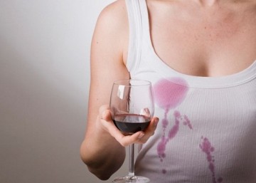 Chia sẻ cách tấy áo dính rượu vang đơn giản, hiệu quả cao